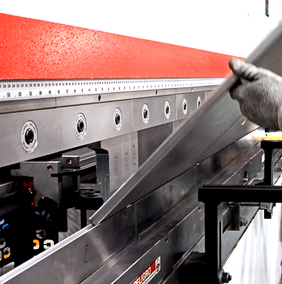 Doblez CNC de lámina y placa de acero, proyectos complejos y soluciones a medida, precisión y calidad en fabricación industrial.